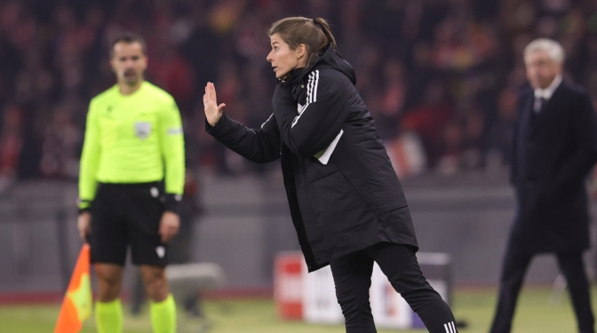 Quién es Marie-Louise Eta, la entrenadora que rompe el 'techo de cristal' en el fútbol masculino