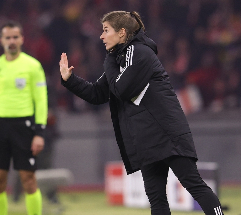 Quién es Marie-Louise Eta, la entrenadora que rompe el 'techo de cristal' en el fútbol masculino