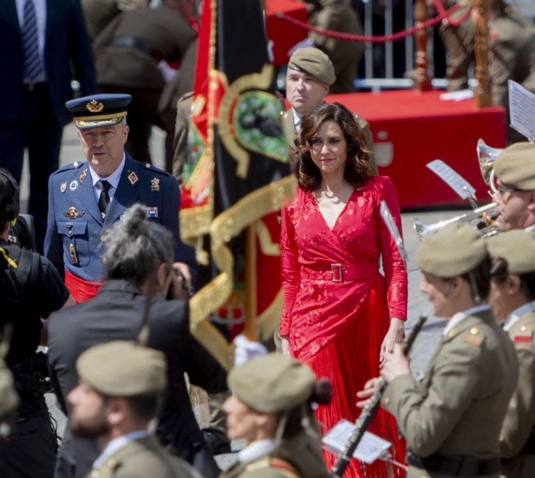 Robles firma el cese del representante de las Fuerzas Armadas ante Ayuso, que pasará al Ceseden