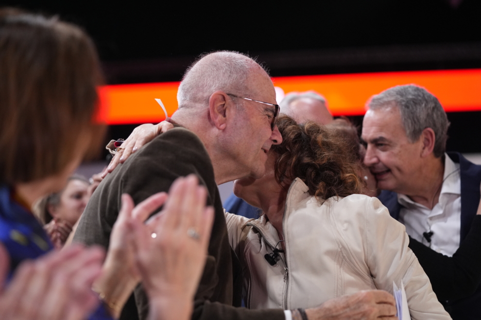 (Foto de ARCHIVO) La vicesecretaria general del PSOE y vicepresidenta primera del Gobierno y ministra de Hacienda, María Jesús Montero, saluda al expresidente de la Junta de Andalucía, Manuel Chaves durante el ágora 'Adelantando por la izquierda a la desinformación' dentro del Congreso Federal del PSOE, a 30 de noviembre de 2024 en Sevilla (Andalucía, España). El PSOE inaugura su 41 Congreso Federal en el que el partido cerrará filas y se volcará en apoyar a su líder, el presidente del Gobierno y secretario general, Pedro Sánchez. Joaquín Corchero / Europa Press 30/11/2024