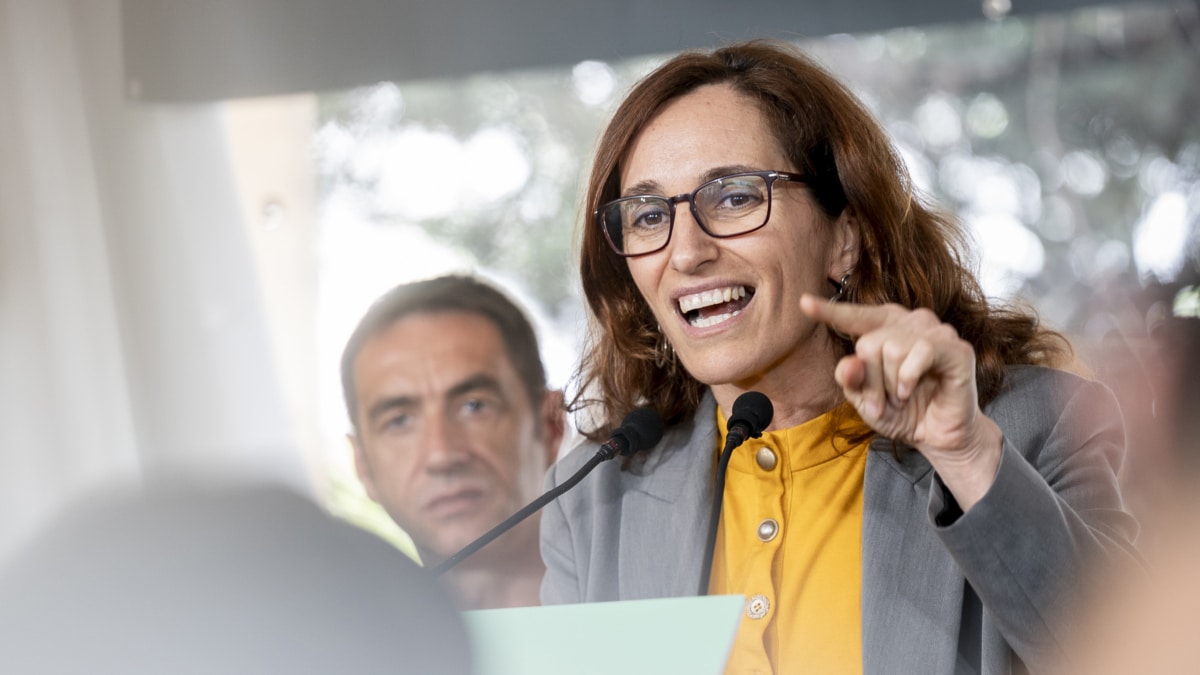 Mónica García, interviene durante la celebración en Móstoles de las fiestas del 2 de mayo. Detrás la observa Mónica Garcia.