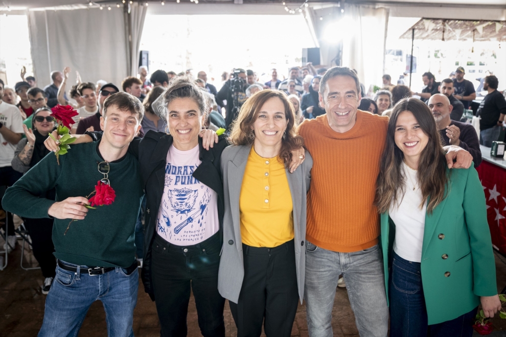 La portavoz del grupo de Más Madrid en la Asamblea de Madrid, Manuela Bergerot; la ministra de Sanidad, Mónica García y el diputado de Más Madrid, Emilio Delgado, durante la celebración en Móstoles de las fiestas del 2 de mayo de 2025