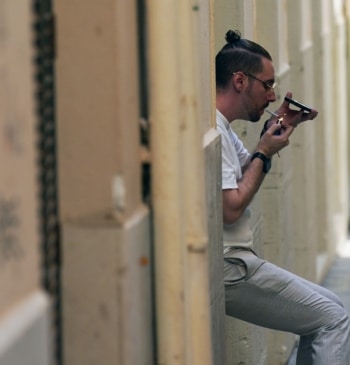 Reino Unido aprueba una ley que prohibirá fumar de por vida a [...]