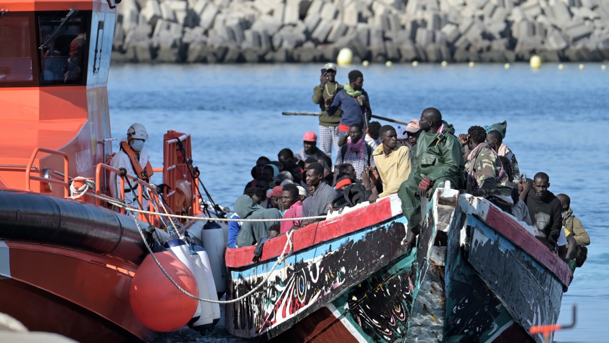 Efectivos de emergencias atienden a personas en el muelle de La Restinga (El Hierro).