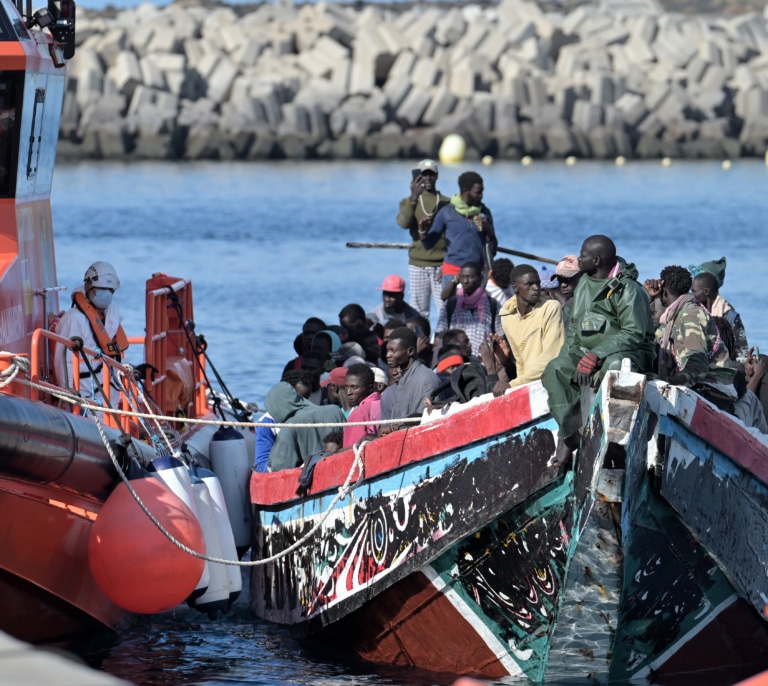 El Gobierno aprueba 2,5 millones de emergencia para destruir cayucos de inmigrantes