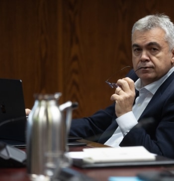 La mujer de Santos Cerdán vuelve a evitar el Senado por problemas [...]