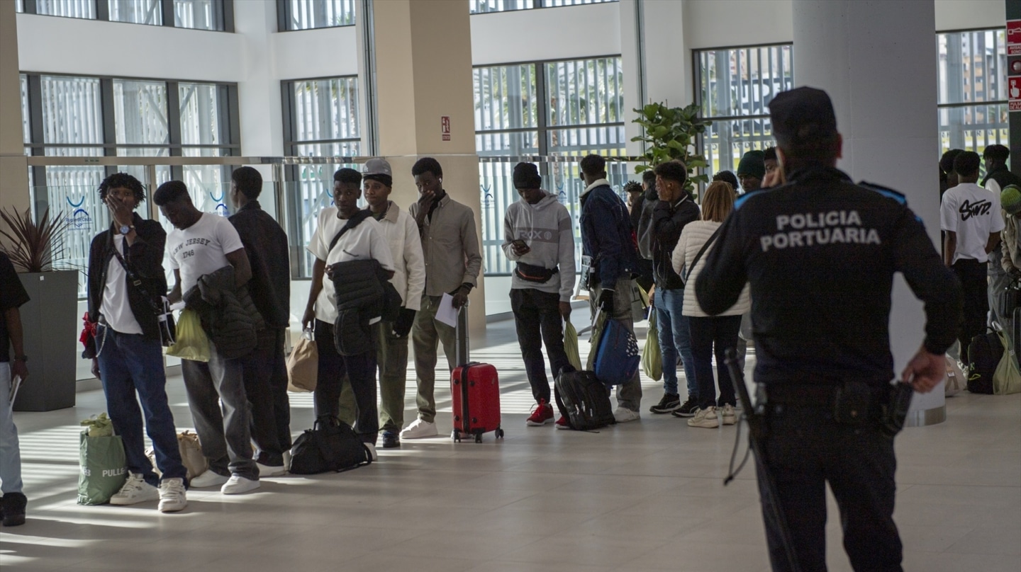 El Gobierno seguirá adelante con la regularización de inmigrantes pese al aviso policial: “El impacto será directo en la seguridad”