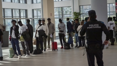 El Gobierno seguirá adelante con la regularización de inmigrantes pese al aviso policial: “El impacto será directo en la seguridad”