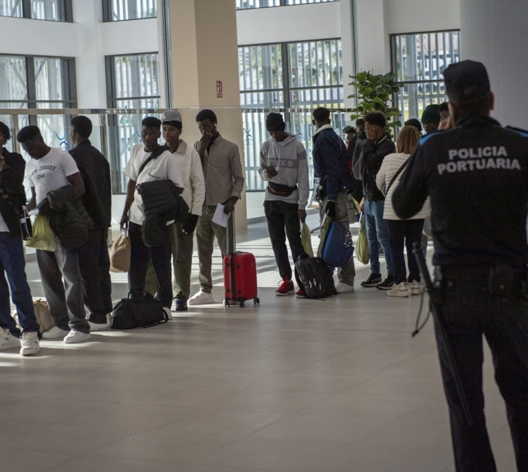 El Gobierno seguirá adelante con la regularización de inmigrantes pese al aviso policial: “El impacto será directo en la seguridad”