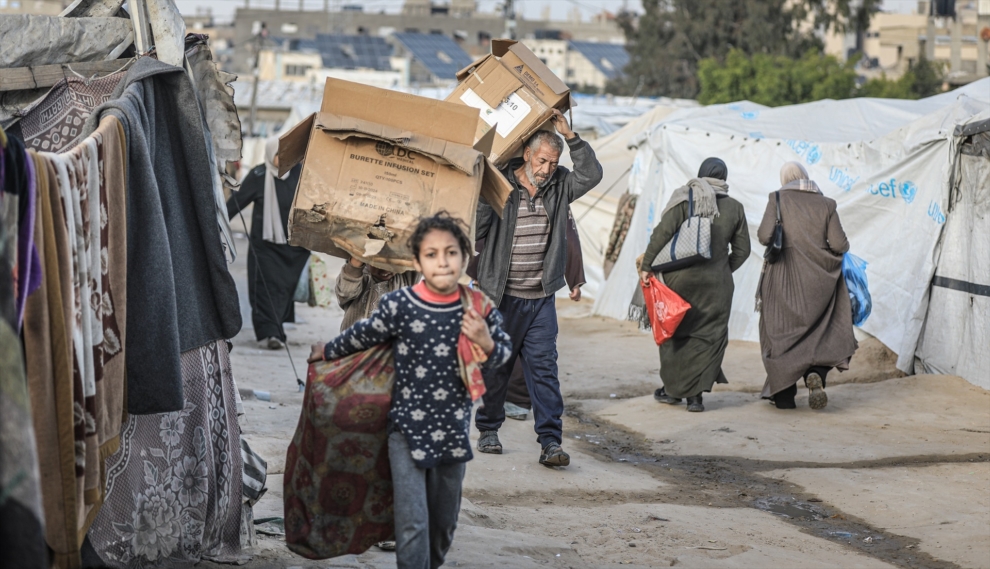 Una niña camina entre tiendas en la Franja de Gaza