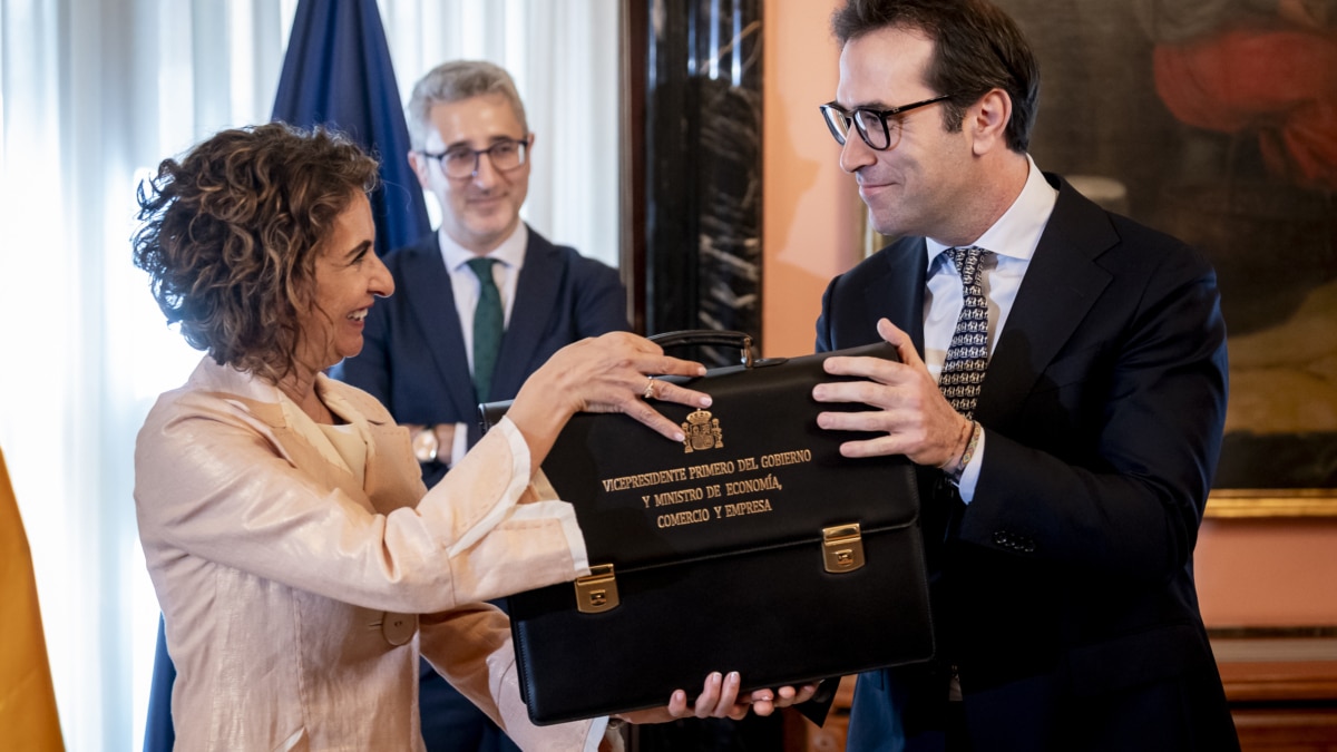 (Foto de ARCHIVO) El vicepresidente primero y ministro de Economía, Comercio y Empresa, Carlos Cuerpo (d), la secretaria general del PSOE-A y candidata a la Presidencia de la Junta de Andalucía, María Jesús Montero (i), y el ministro de Hacienda, Arcadi España (c), durante el acto de traspaso de cartera, a 27 de marzo de 2026, en Madrid (España). El presidente Pedro Sánchez anunciaba ayer que el ministro de Economía, Comercio y Empresa, Carlos Cuerpo, y Arcadi España ocuparían los cargos que dejaba María Jesús Montero al incurrir en las elecciones autonómicas de Andalucía. Cuerpo asume la vicepresidencia primera, además de continuar al cargo de la cartera de Economía, Comercio y Empresa, y Arcadi asume la cartera de Hacienda. A. Pérez Meca / Europa Press 27/3/2026