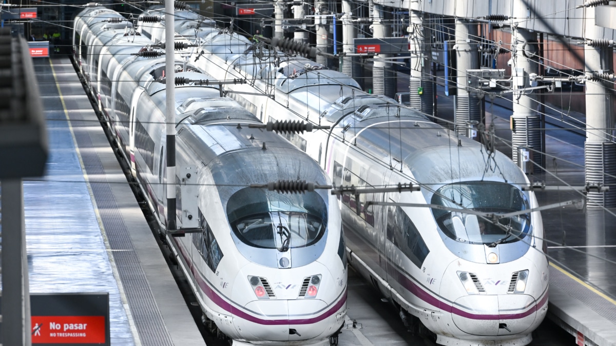 Dos trenes de alta velocidad de Renfe en la estación de Atocha (Madrid).