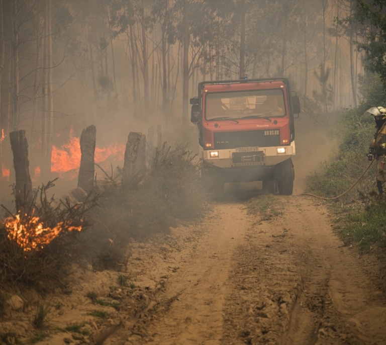 Desalojan a trece personas por dos incendios que se han unido en Galicia