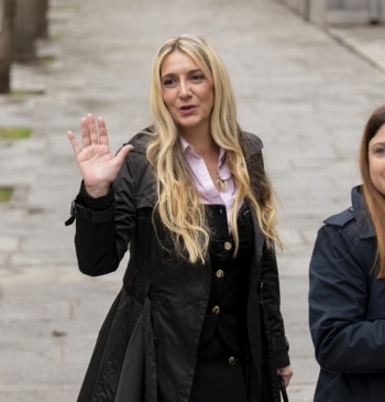 La Bombi pide libros de trenes