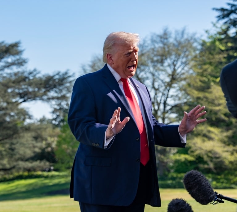 Trump amenaza con "eliminar de inmediato" cualquier buque iraní que desafíe el bloqueo de EEUU en Ormuz