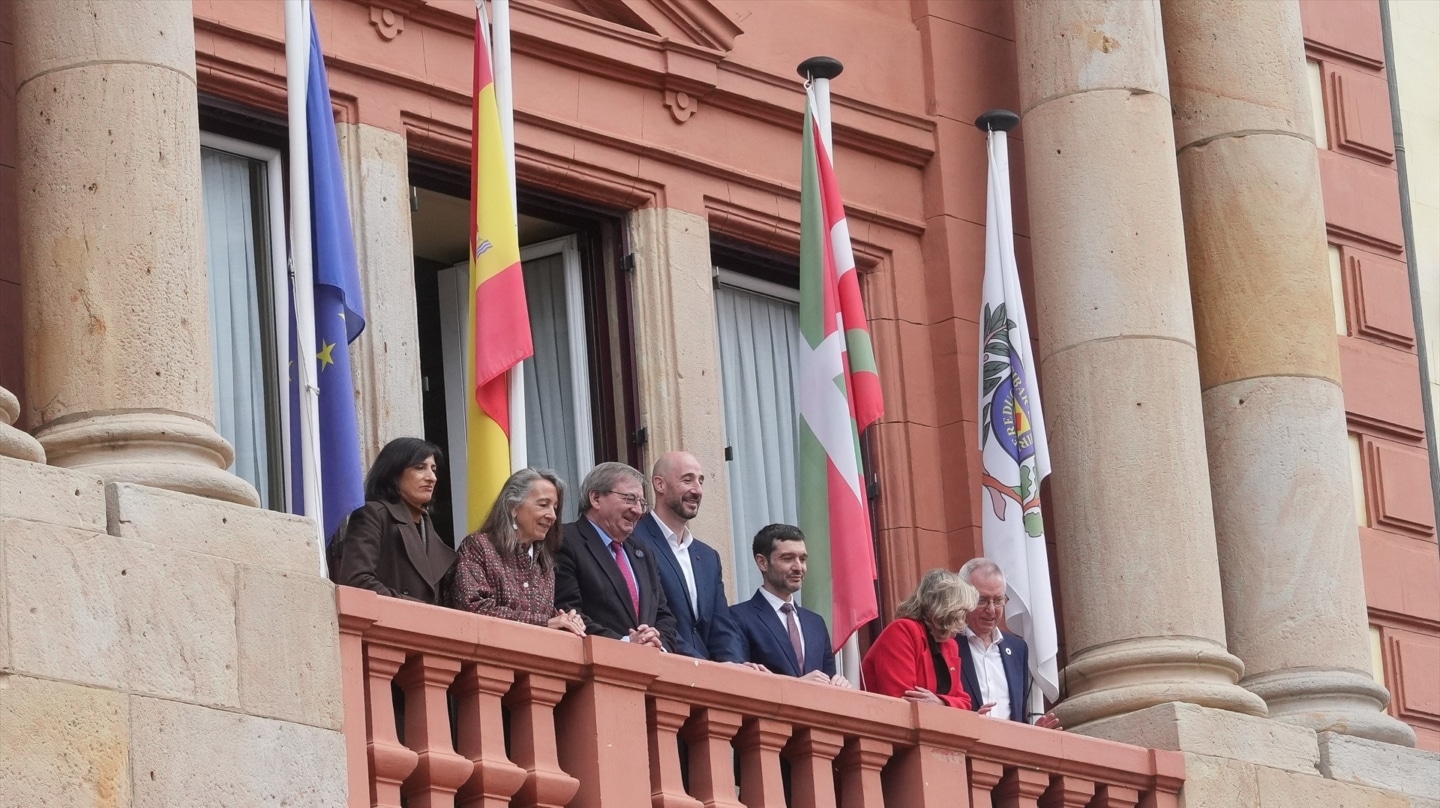 Bustinduy se sube al balcón 'republicano' de Eibar el 14 de abril