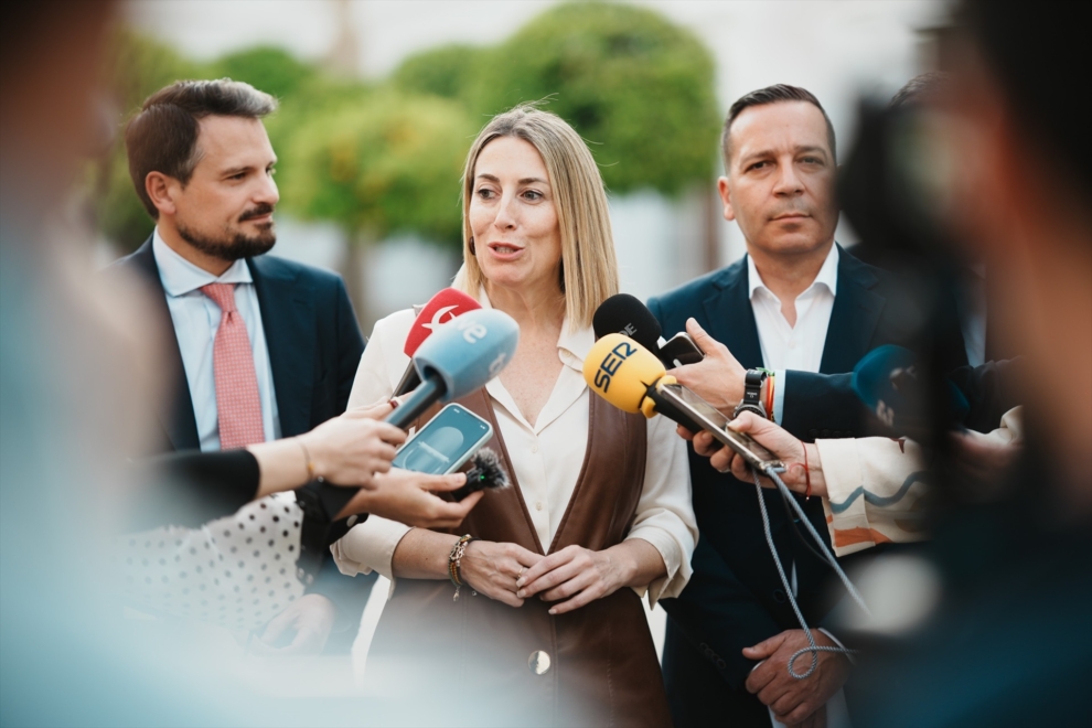 María Guardiola, presidenta en funciones de Extremadura, comparece junto al líder de Vox en la región, Óscar Fernández, para anunciar un acuerdo de gobierno, desde la Asamblea, este jueves