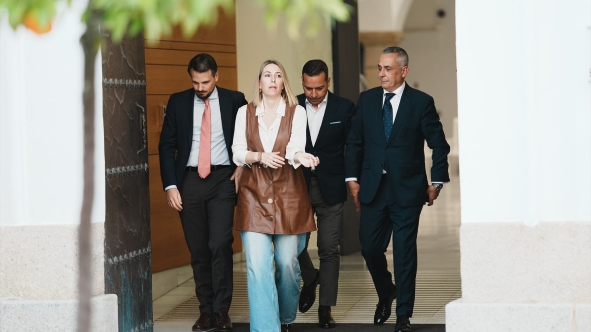 La presidenta en funciones de Extremadura, María Guardiola, junto a su consejero de Presidencia, Abel Bautista (i), el líder de Vox Extremadura, Óscar Fernández, y el diputado autonómico, Ángel Pelayo Gordillo (d), en la Asamblea extremeña, este jueves