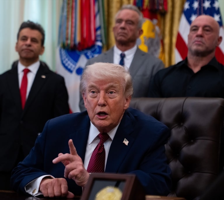 Trump ordena a la marina atacar cualquier embarcación sospechosa de minar el estrecho de Ormuz