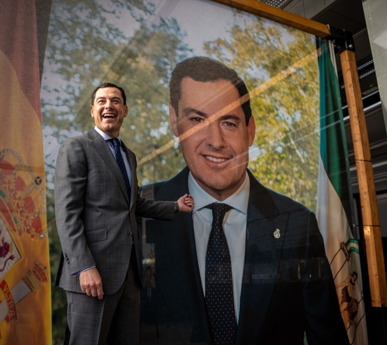 Hasta Tezanos le da mayoría absoluta a Juanma Moreno en las elecciones de Andalucía