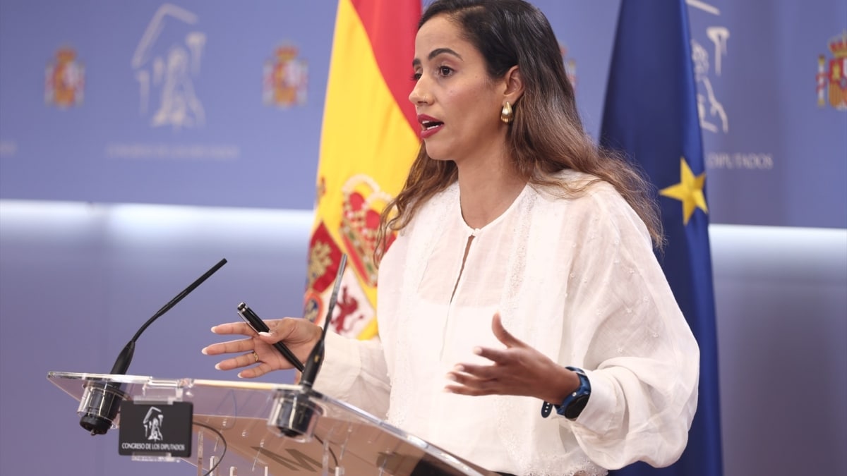 La diputada Tesh Sidi durante una rueda de prensa en el Congreso