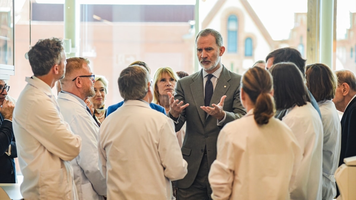 El rey Felipe VI con los técnicos del CaixaResearch