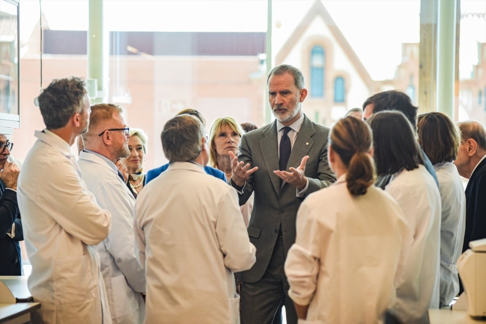 El rey Felipe VI con los técnicos del CaixaResearch