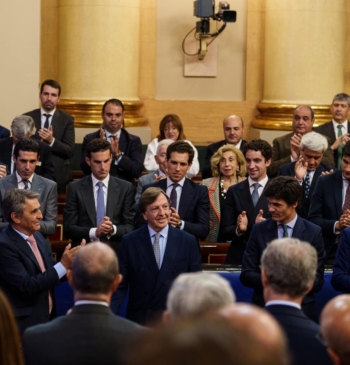 Bíblica ovación a Curro Vázquez en el Senado