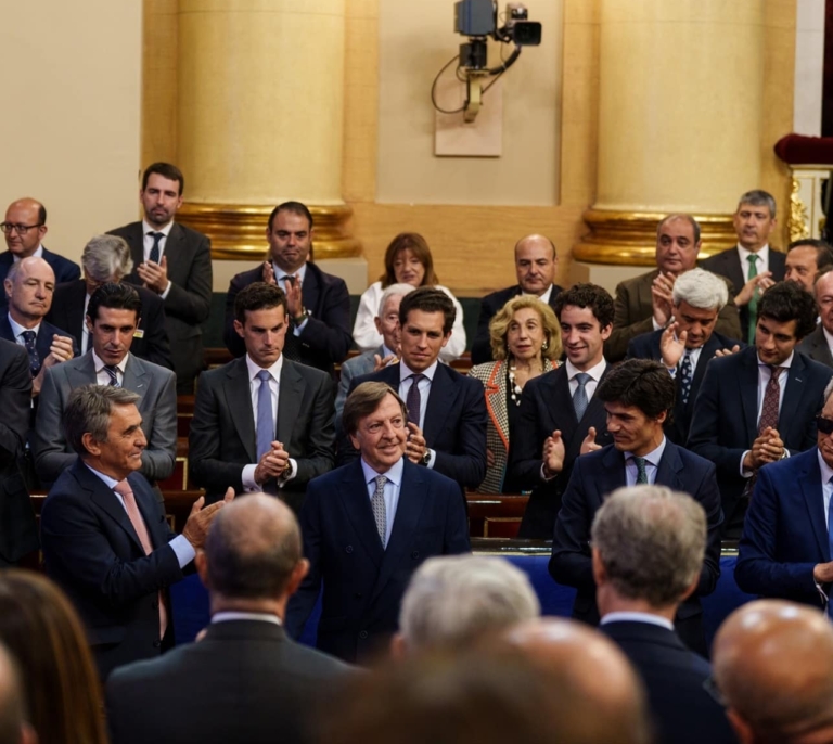 Bíblica ovación a Curro Vázquez en el Senado