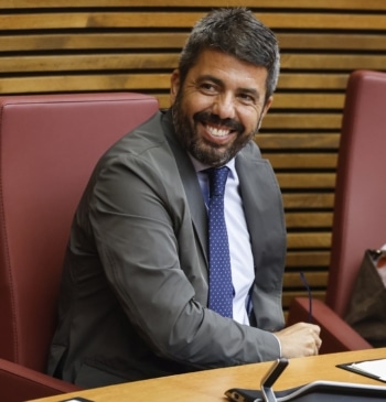 La Fiscalía respalda que Mazón se persone en la causa de la [...]