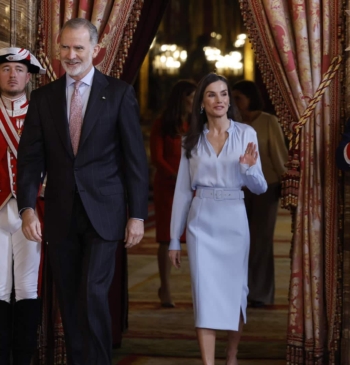 Felipe VI y Letizia rinden honores a Gonzalo Celorio: las mejores imágenes [...]