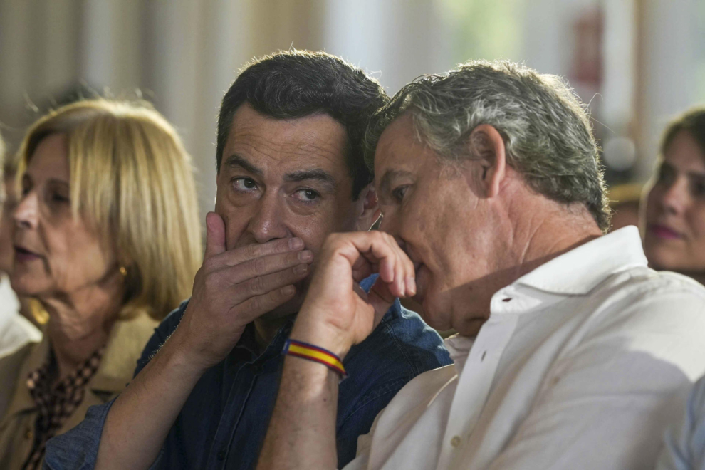 El presidente del Partido Popular, Alberto Núñez Feijóo, y el presidente de la Junta de Andalucía, Juanma Moreno (i), participan en la clausura de las jornadas intermunicipales del PP en Andalucía, el domingo