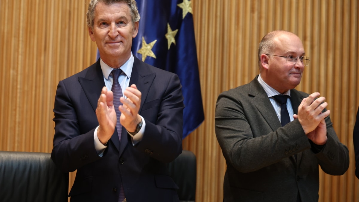 Alberto Núñez Feijóo junto a Miguel Tellado antes de la reunión con los parlamentarios