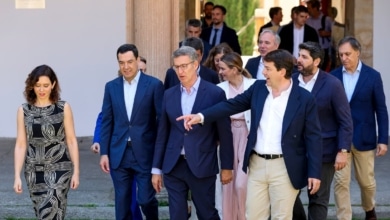 Feijóo pasa de la 'manga ancha' con los barones a tomar el control de los territorios