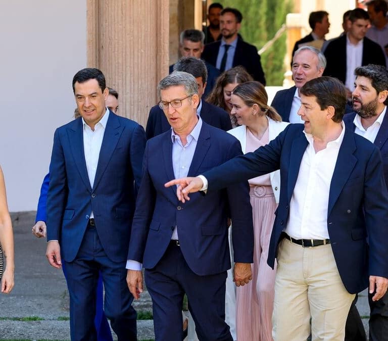 Feijóo pasa de la 'manga ancha' con los barones a tomar el control de los territorios