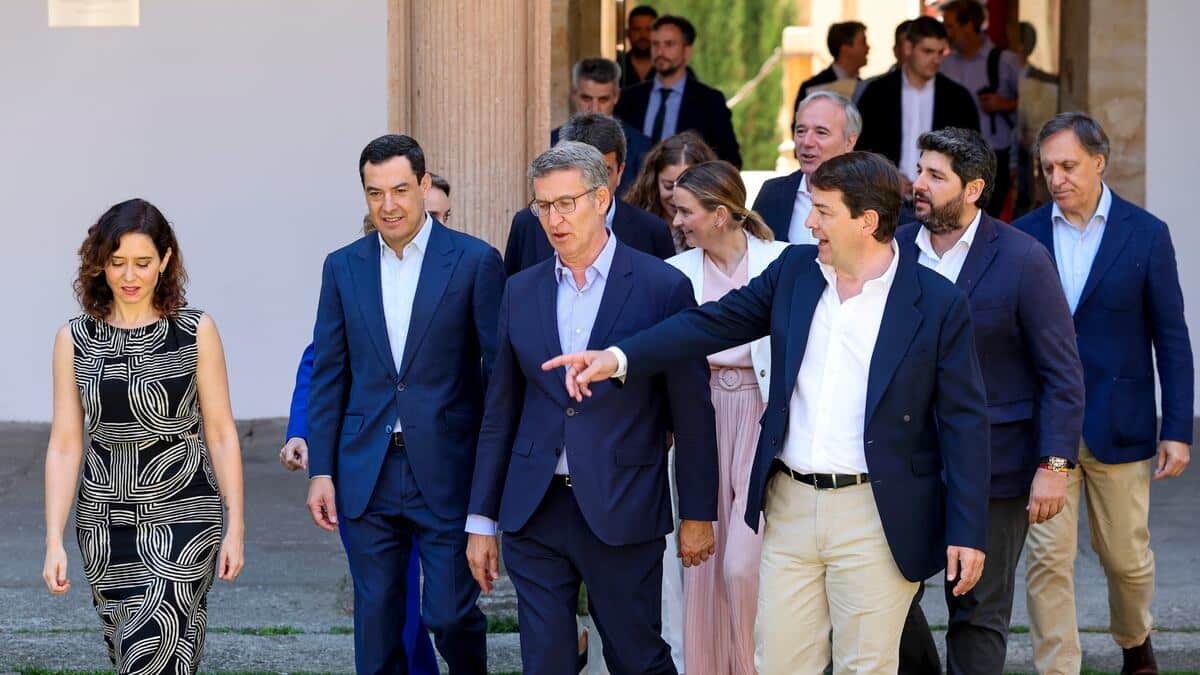 Alberto Núñez Feijóo con buena parte de sus presidentes autonómicos en una imagen de archivo