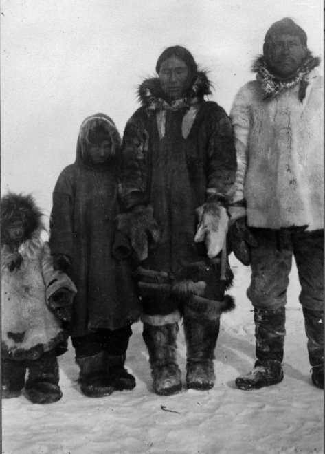 Familia Inuit que viajaba en el Karluk.