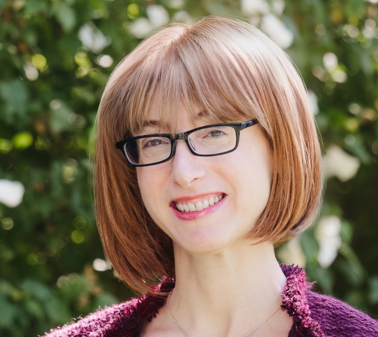 La autora de ‘La asistenta’ se quita la peluca y revela su identidad: “Estoy harta de que la gente piense que soy tres hombres”