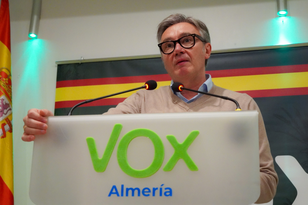 El candidato de Vox a la Junta de Andalucía y portavoz en el Parlamento andaluz, Manuel Gavira, con sus compañeros de filas en Almería
