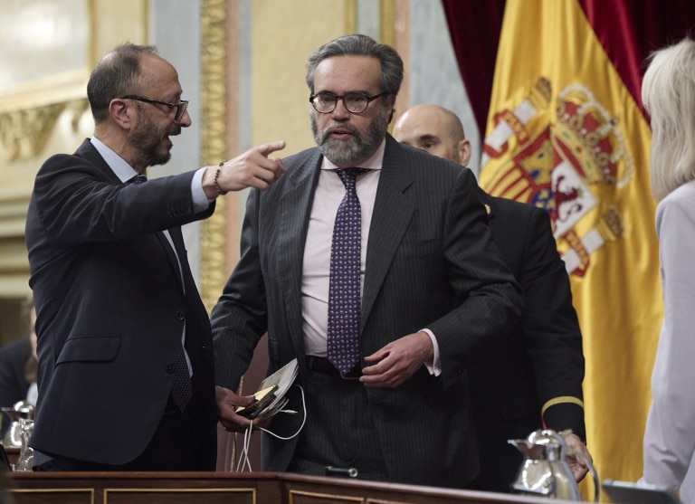 La suspensión de sueldo sobrevuela actos como el del diputado de Vox que se encaró con Gómez de Celis