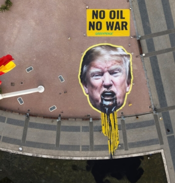 Greenpeace hace a Trump 'vomitar petróleo' en las fuentes de Colón