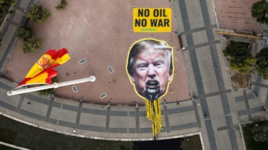 Greenpeace hace a Trump 'vomitar petróleo' en las fuentes de Colón