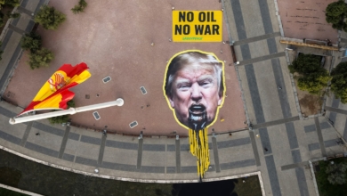 Greenpeace hace a Trump 'vomitar petróleo' en las fuentes de Colón