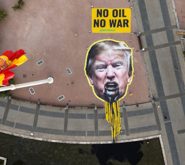 Greenpeace hace a Trump 'vomitar petróleo' en las fuentes de Colón