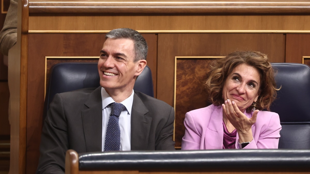 La exministra de Hacienda, María Jesús Montero, y el presidente del Gobierno, Pedro Sánchez