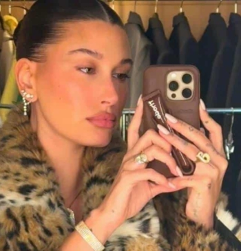Hailey Bieber luciendo el ''clean look''