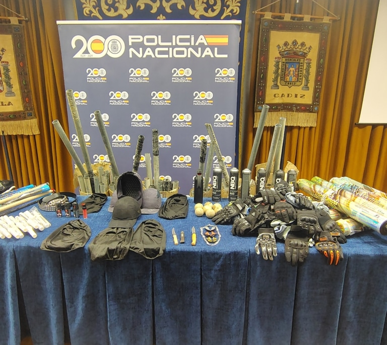 Cuchillos, pasamontañas y 95 barras de hierro: el arsenal ultra incautado antes de la final de Copa del Rey