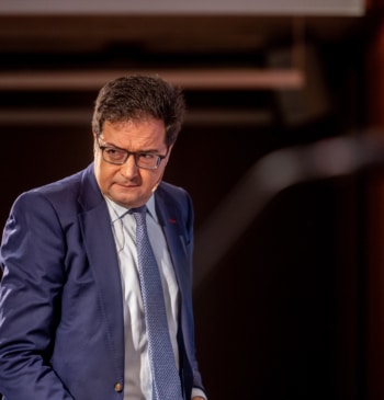 El TJUE y los sindicatos acorralan al Gobierno por los interinos con [...]