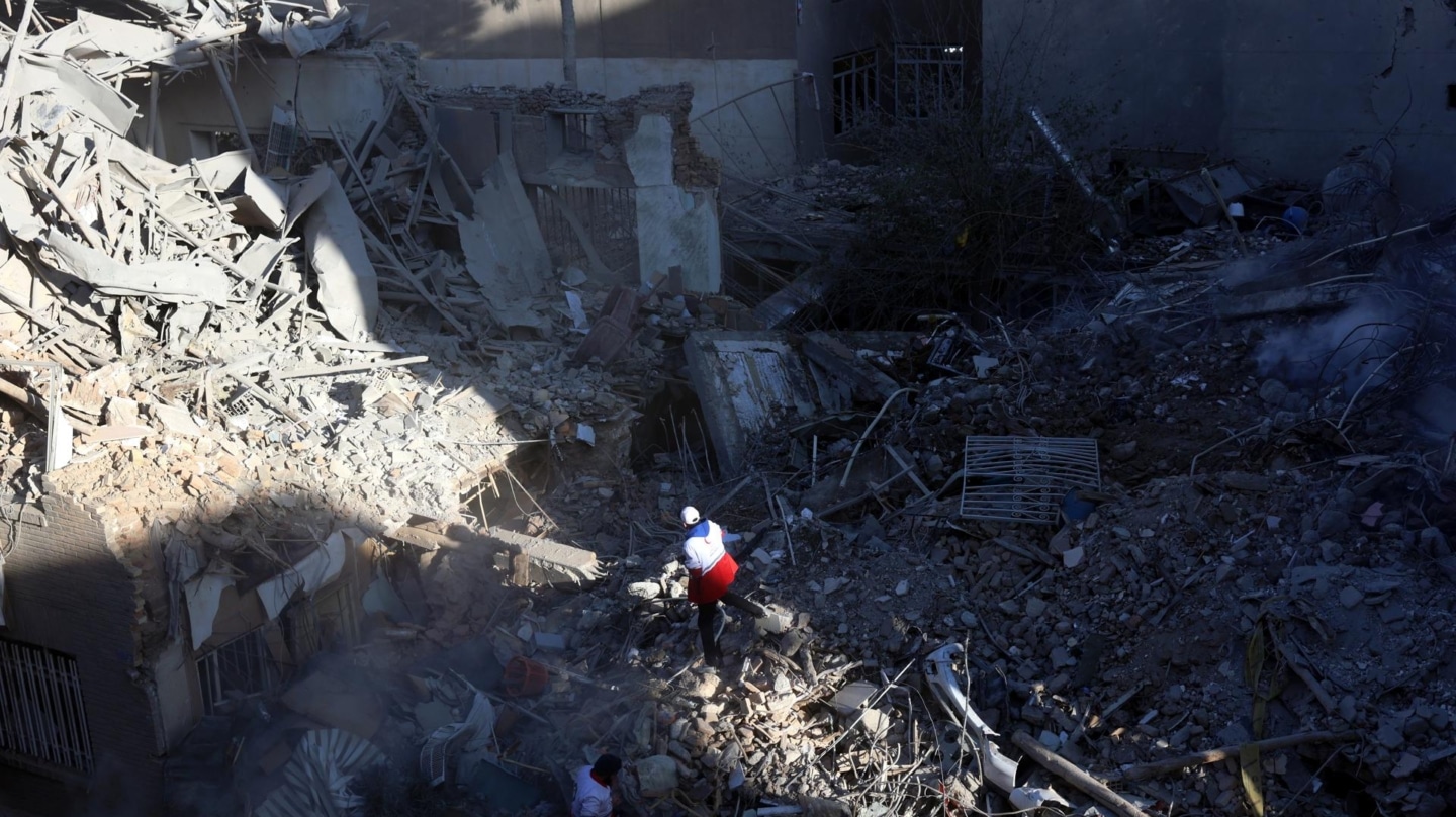 Un rescatista de la Cruz Roja busca entre los escombros de la sinagoga Jorasaniha, bombardeada en Teherán.