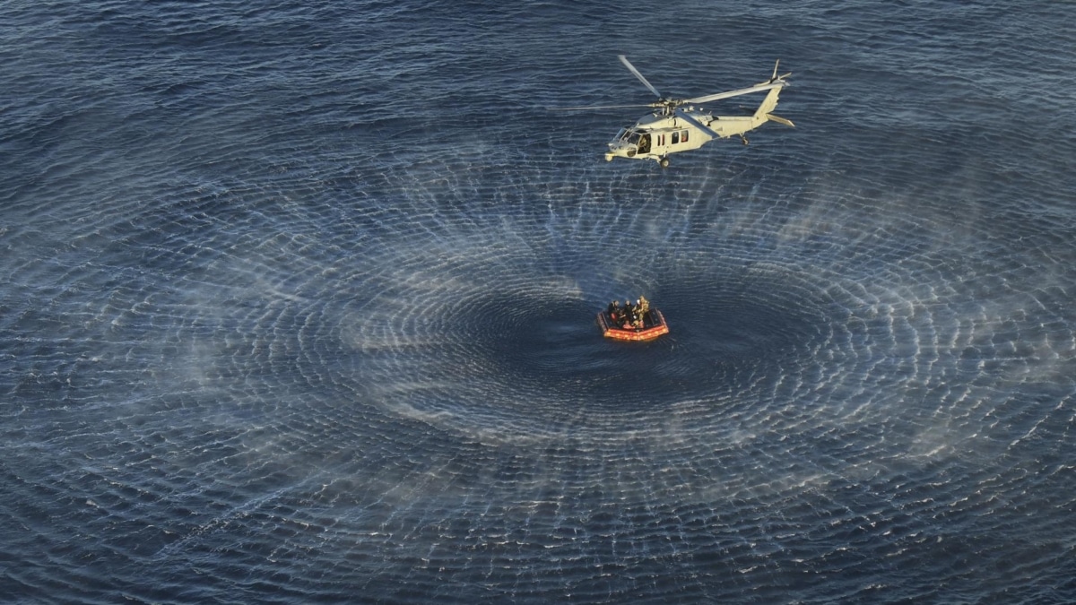 Tras el impacto controlado, unidades de la Marina estadounidense se acercaron para asegurar la cápsula y realizar las primeras comprobaciones médicas